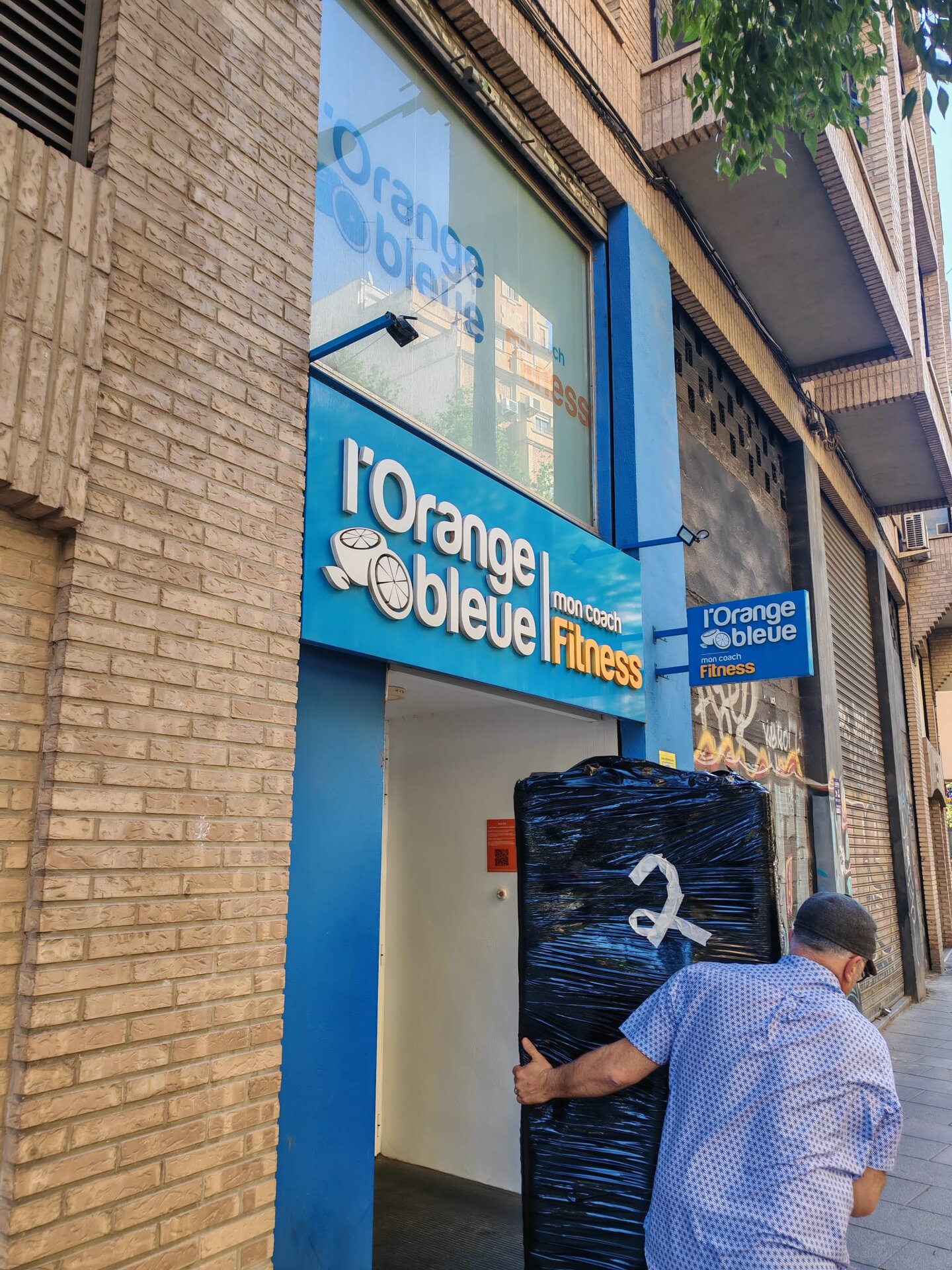 Livraison et installation du distributeur MaxiOne en Espagne pour L'Orange Bleue, franchise européenne majeure du fitness avec plus de 500 clubs partenaires. Première implantation européenne d'OneFitness Services hors de France en juin 2026, étape stratégique du déploiement OFS sur le marché ibérique sous le pilotage de notre directeur Espagne Maxime Desbonnet. Cette mise en service marque le démarrage de notre expansion européenne : Espagne d'abord, Italie immédiatement après avec Gianni Marcellino, Allemagne en préparation, et zones SEO de proximité couvertes (Suisse, Luxembourg, Belgique). L'Orange Bleue rejoint Iron Bodyfit dans notre portefeuille de franchises clientes en mode multi-sites européens.