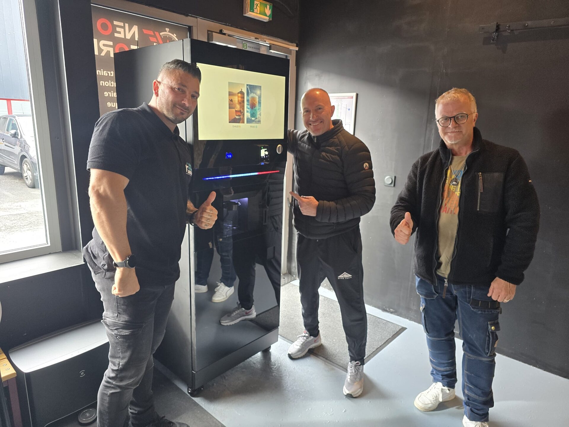 Pascal Soetens, animateur de l'émission Pascal le Grand Frère (TF1), coach diplômé BEES1 et fondateur de la salle de sport Néo Form à Saint-Maximin (Oise) — client OneFitness Services équipé d'un automate MaxiBooster. Pascal a choisi notre solution premium pour son club : installation clé en main, audit sur mesure, sélection produits, accompagnement long terme. Témoignage emblématique de notre positionnement business OFS : transformer chaque salle de sport en centre de profit additionnel grâce à un bar mobile autonome, sans embauche ni gestion quotidienne, avec des produits sportifs premium calibrés et tracés.
