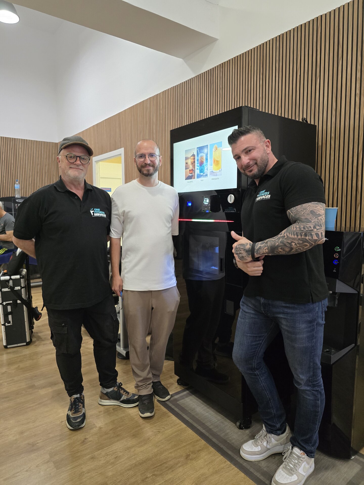 L'équipe OneFitness Services sur le terrain à Valencia, Espagne : installation, mise en service, formation des équipes club et accompagnement opérationnel des clubs partenaires pour le déploiement européen des automates à protéines MaxiBooster et MaxiOne. Notre ADN c'est le service : un interlocuteur unique multilingue (français, anglais, espagnol, allemand, italien) pour votre réseau, des techniciens dédiés en proximité, une supervision GSM en temps réel des distributeurs, des interventions anticipées avant rupture de stock. Présents commercialement en France, Espagne et bientôt Italie ; expansion programmée en Allemagne ; rayonnement SEO étendu à la Suisse, au Luxembourg et à la Belgique.