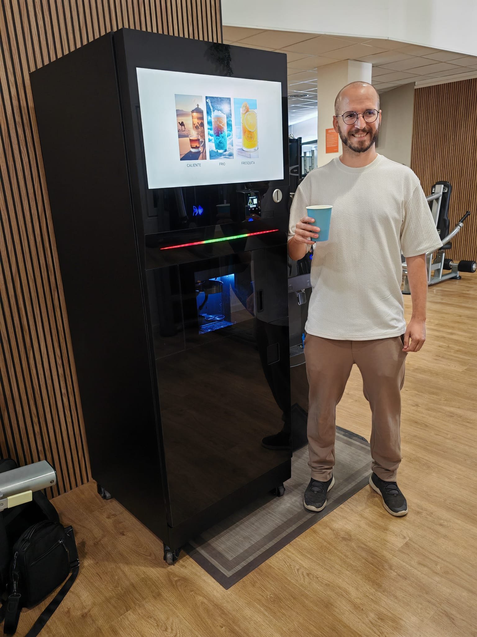 OneFitness Services depuis 2018 équipe les centres de remise en forme, salles de fitness et clubs sportifs en automates connectés à protéines MaxiBooster et MaxiOne. Aujourd'hui leader européen, nous nous développons en France, Espagne, Italie, Allemagne et bientôt Belgique, Suisse et Luxembourg. Notre leitmotiv : plus que des compléments alimentaires, des compléments de revenus pour vos clubs. C'est ainsi que nos clients apportent de l'énergie à leur business sans recruter ni gérer le quotidien. Notre ADN est le service aux salles de sport : nous mettons toute notre énergie à aider les clubs fitness à distribuer des boissons sportives premium — whey, BCAA, créatine, collagène, café latté protéiné — via des bars mobiles connectés GSM, opérationnels 24h/24 et 7j/7.