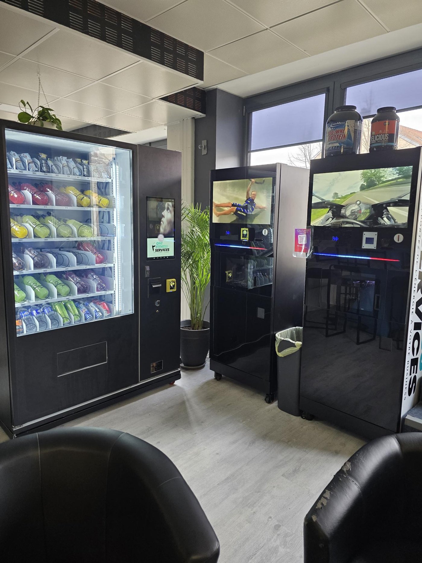 MaxiOne, le bar mobile par définition d'OneFitness Services : automate à spirales fonctionnant 24h/24 et 7j/7, idéal pour les clubs fitness à fort trafic et les sites sans personnel permanent. Très peu de charge logistique pour un service optimal aux membres : la snackerie complète qui distribue bouteilles d'eau 500 ml et 750 ml, carnitine, thermiboost, carboload, barres protéinées, nouilles protéinées, et une large gamme de produits compléments alimentaires sélectionnés par nos experts en nutrition sportive. Stock pour un mois entier, vitrine éclairée LED, ascenseur à produits intégré, compartiments à température réglable séparément. Le complément idéal du MaxiBooster pour couvrir 100 % des besoins de vos adhérents.